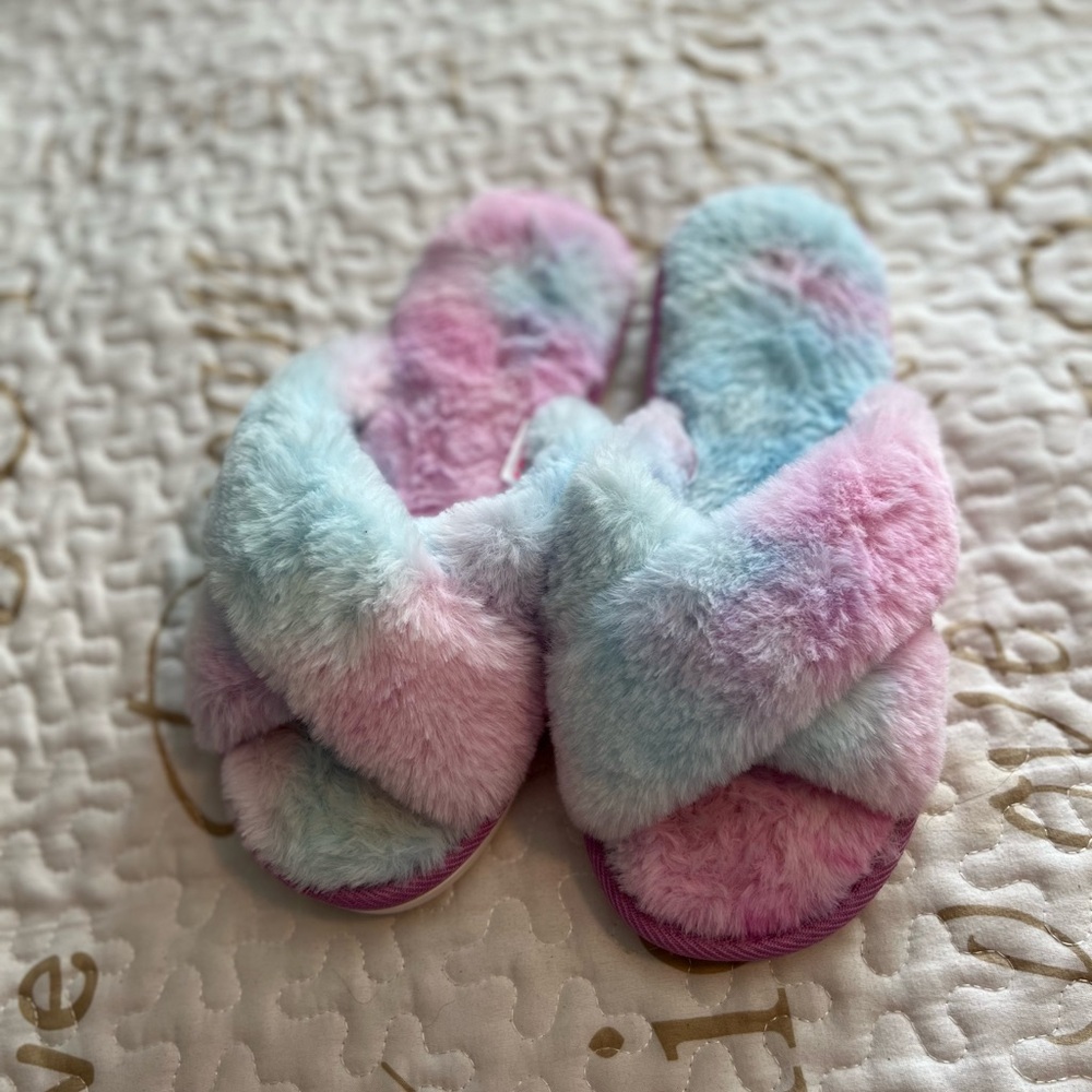 NWOT Wanna B Fuzzy Slippers Pink & Blue Womens Sz 8 Warm and Cozy Childcore